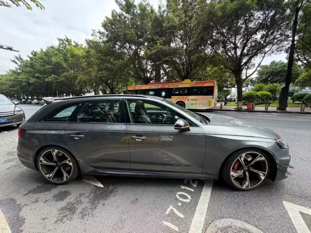 Audi RS 4 — Фото автомобиля 3