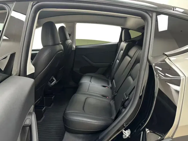 Tesla Model Y — Фото автомобиля 9