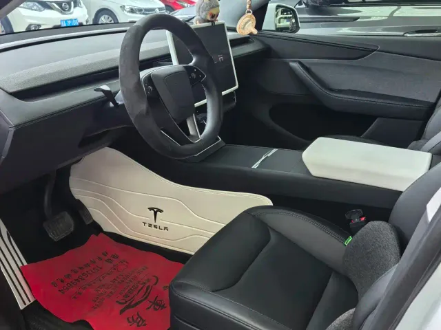 Tesla Model Y — Фото автомобиля 8