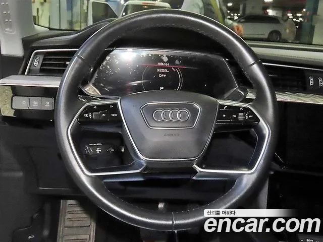 Audi e-tron — Фото автомобиля 8