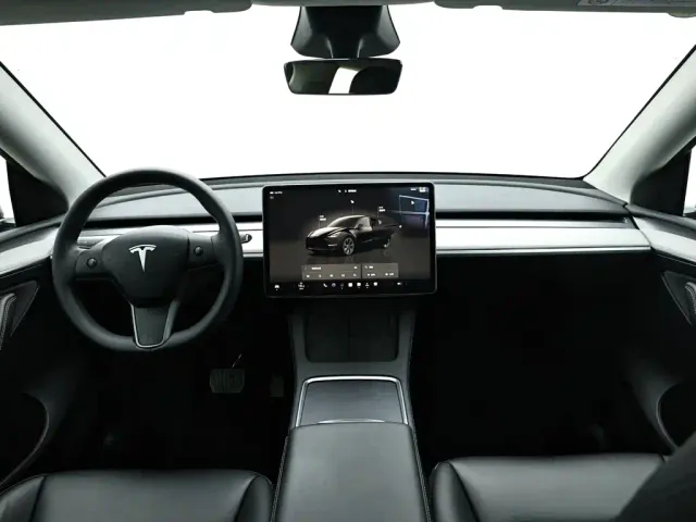 Tesla Model Y — Фото автомобиля 15