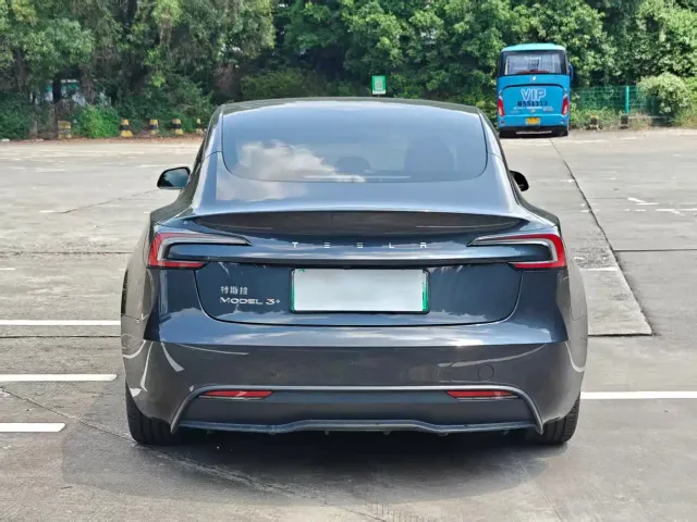 Tesla Model 3 — Фото автомобиля 11