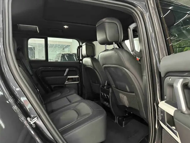 Land Rover Defender — Фото автомобиля 11