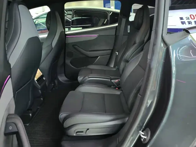 Tesla Model Y L — Фото автомобиля 16