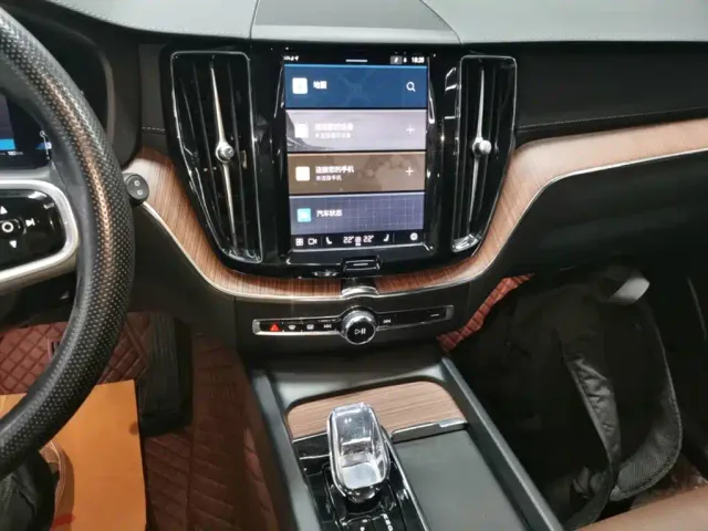 Volvo XC60 — Фото автомобиля 12