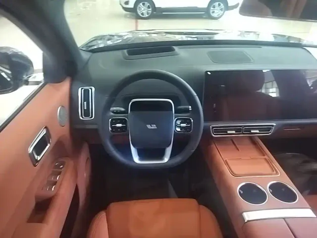 Li Auto L9 — Фото автомобиля 10