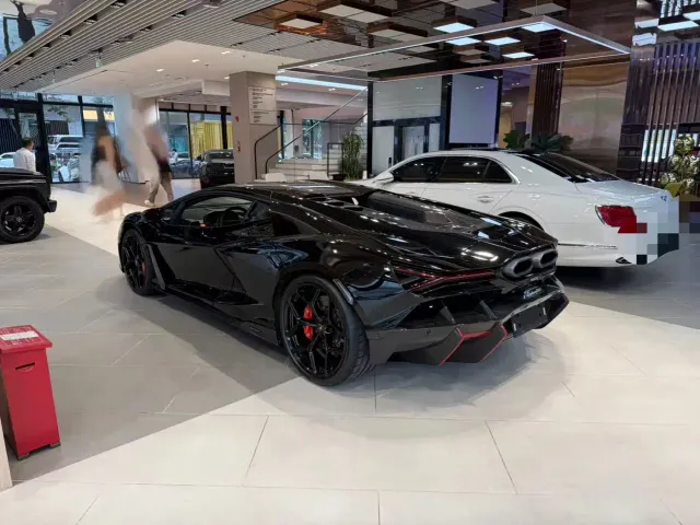 Lamborghini Revuelto — Фото автомобиля 4
