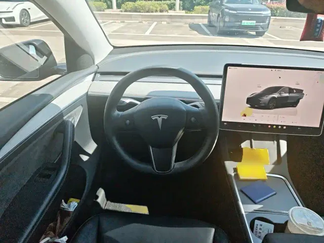 Tesla Model Y — Фото автомобиля 6