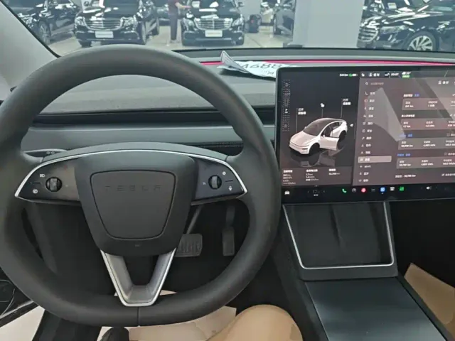 Tesla Model Y — Фото автомобиля 9