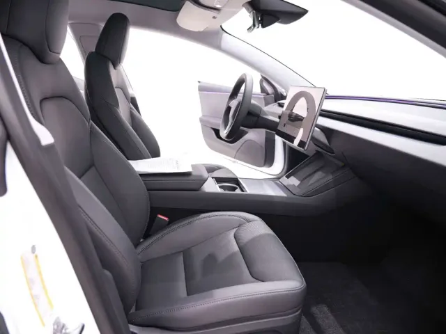 Tesla Model 3 — Фото автомобиля 17