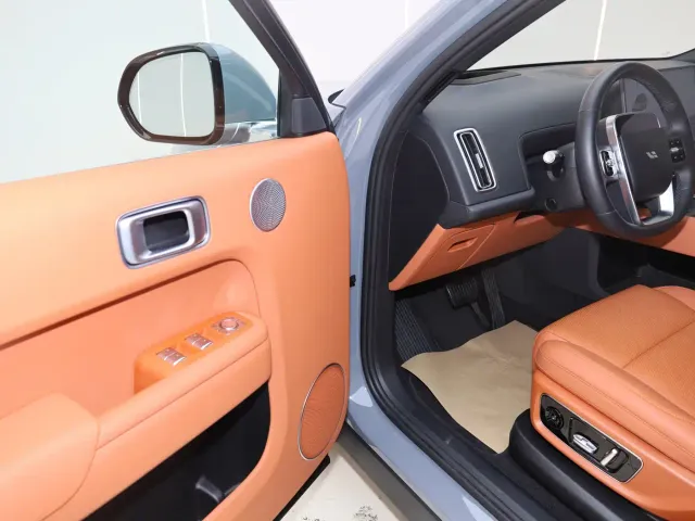 Li Auto L8 — Фото автомобиля 25