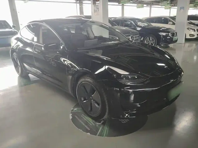 Tesla Model 3 — Фото автомобиля 3