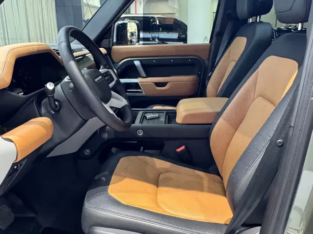 Land Rover Defender — Фото автомобиля 14