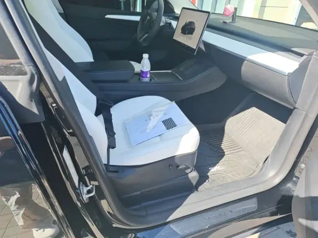 Tesla Model Y — Фото автомобиля 24