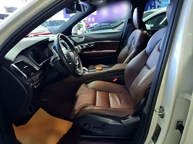 Volvo XC90 — Фото автомобиля 14