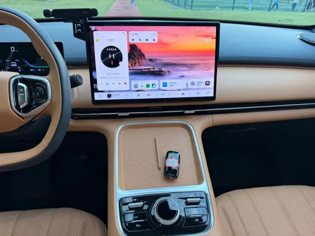 Geely Galaxy Starship 7 EM-i — Фото автомобиля 14