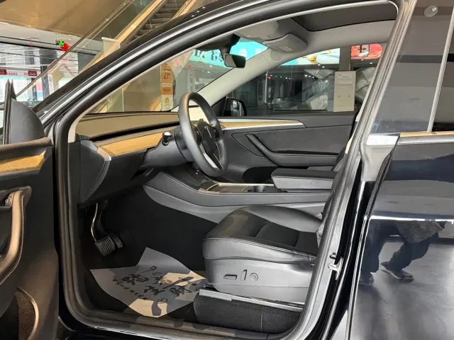 Tesla Model Y — Фото автомобиля 5