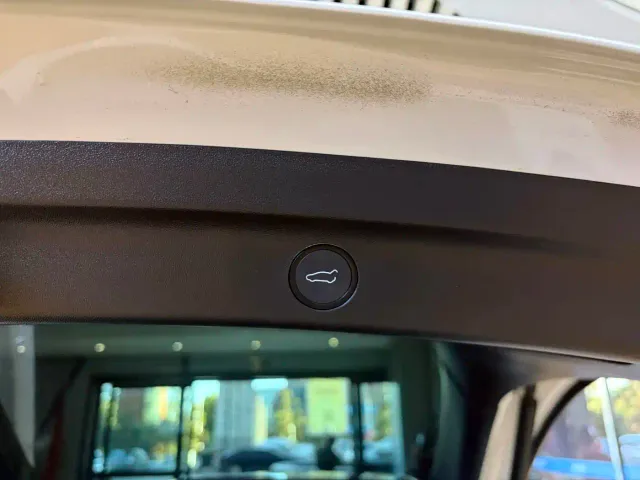 Tesla Model Y — Фото автомобиля 11