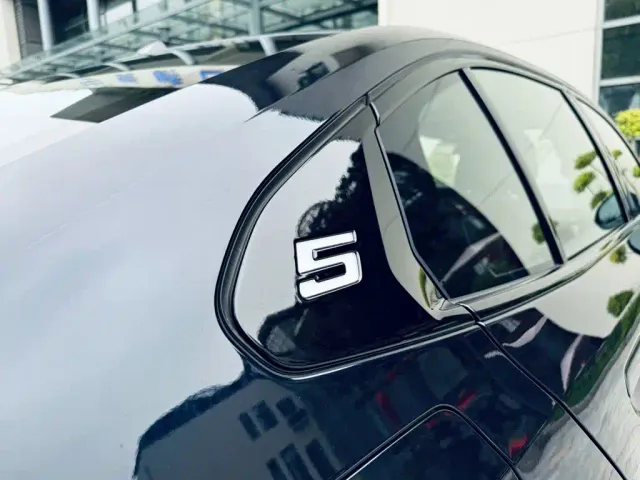 BMW 5 Series — Фото автомобиля 9