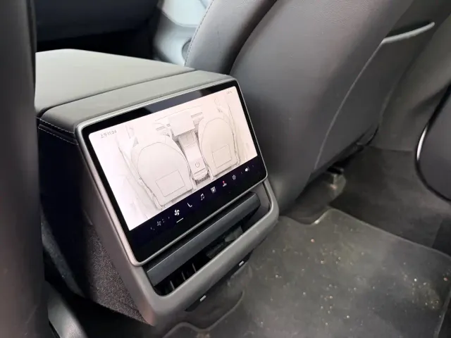 Tesla Model Y — Фото автомобиля 13