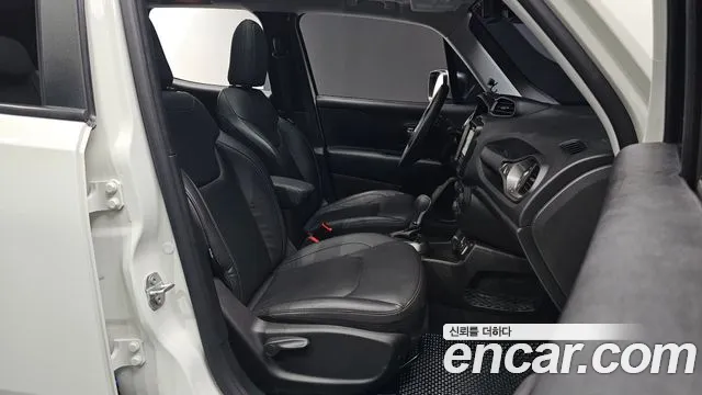 Jeep Renegade — Фото автомобиля 10