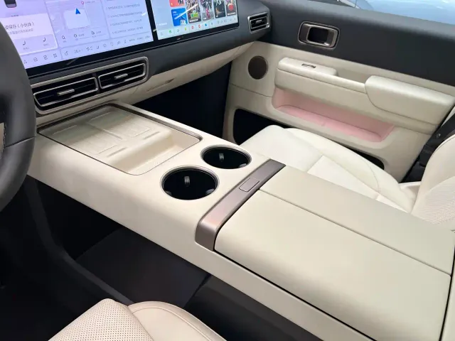 Li Auto MEGA — Фото автомобиля 16