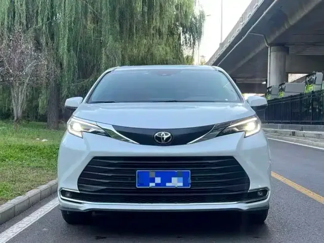 Toyota Sienna — Фото автомобиля 3