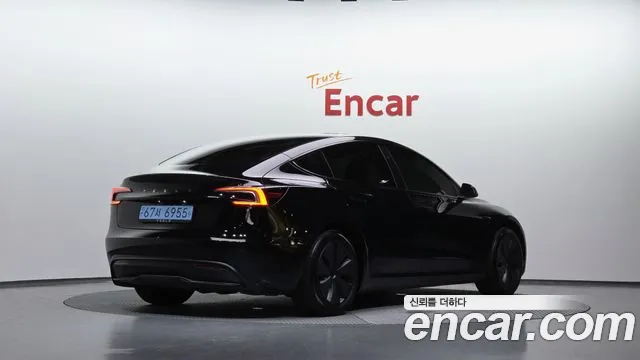 Tesla Model 3 — Фото автомобиля 2