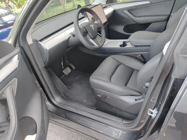 Tesla Model Y — Фото автомобиля 12
