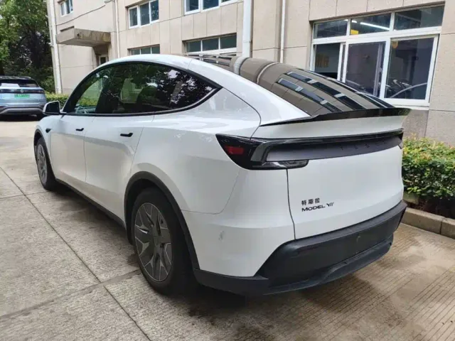 Tesla Model Y L — Фото автомобиля 22