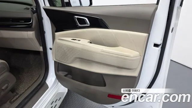 Kia Carnival Generation 4 — Фото автомобиля 12