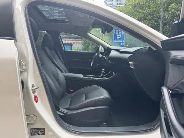 Mazda Axela — Фото автомобиля 8