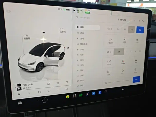 Tesla Model Y — Фото автомобиля 12