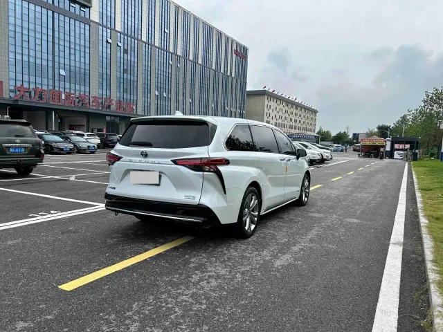 Toyota Sienna — Фото автомобиля 17