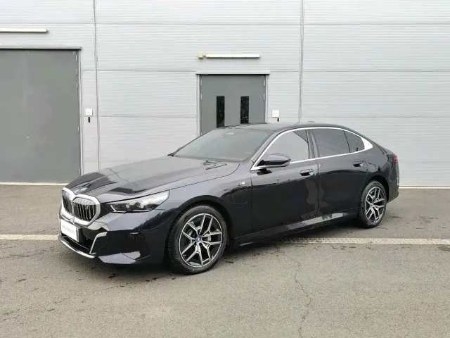 Фотография автомобиля — BMW i5
