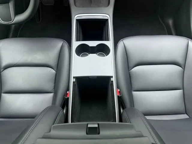 Tesla Model Y — Фото автомобиля 13