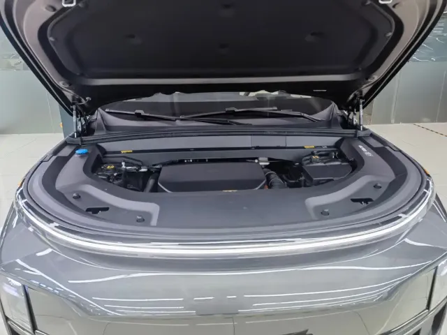 Li Auto L8 — Фото автомобиля 13