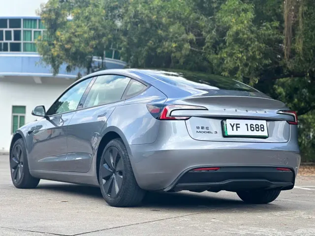 Tesla Model 3 — Фото автомобиля 5
