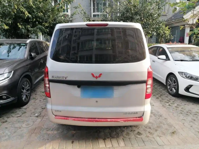 Wuling Hongguang V — Фото автомобиля 3