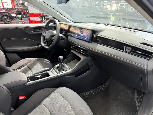 Roewe i5 — Фото автомобиля 13
