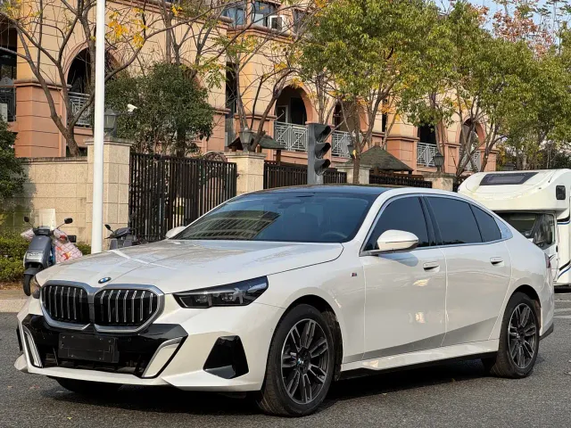 BMW 5 Series — Фото автомобиля 3