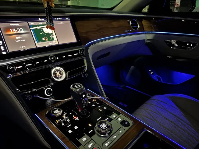 Bentley Flying Spur — Фото автомобиля 6