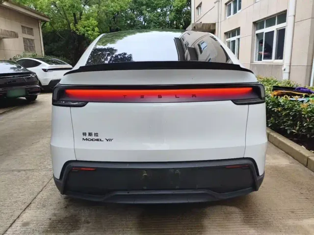 Tesla Model Y L — Фото автомобиля 3