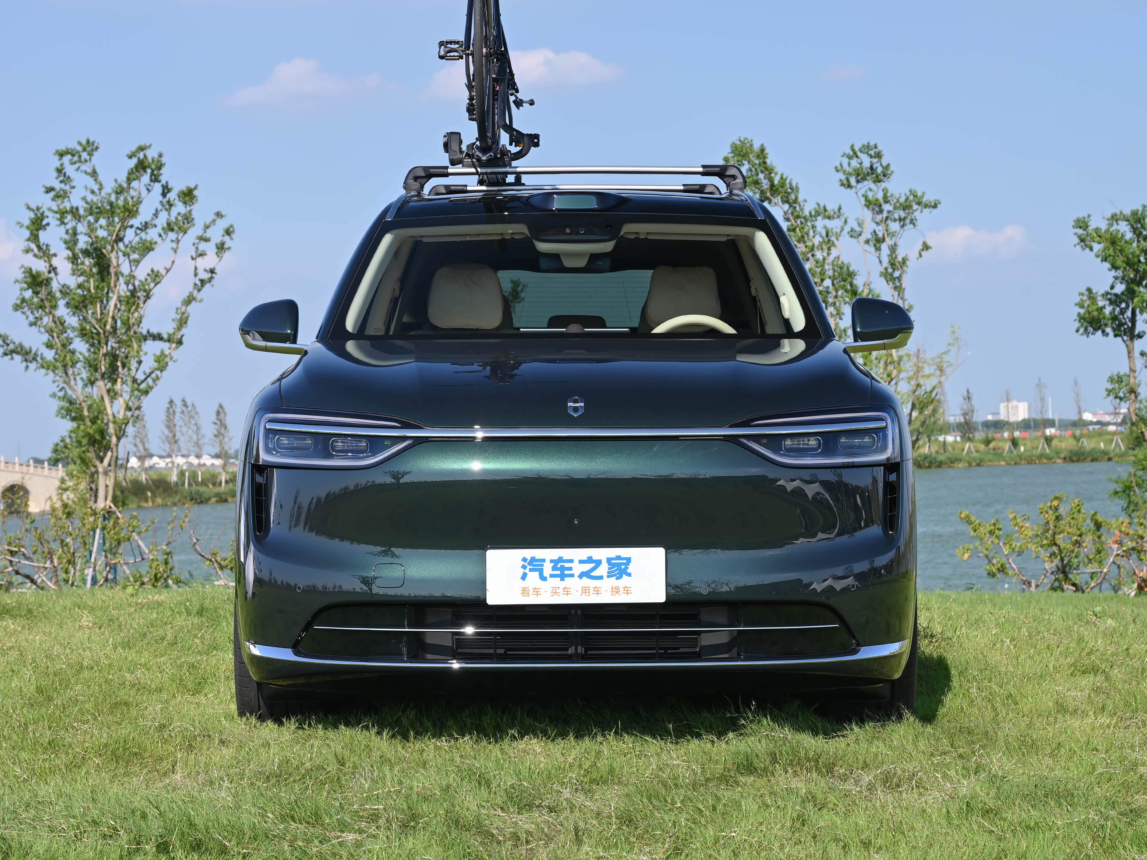 AITO M7 EREV Ultra 5 seats 4wd — Фото автомобиля 2