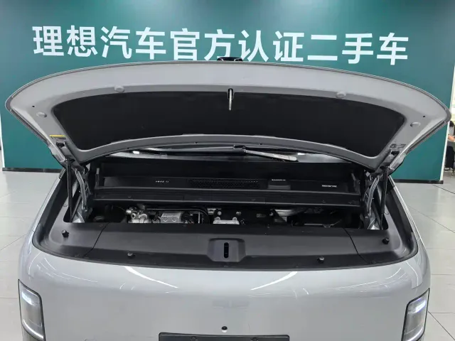 Li Auto MEGA — Фото автомобиля 12