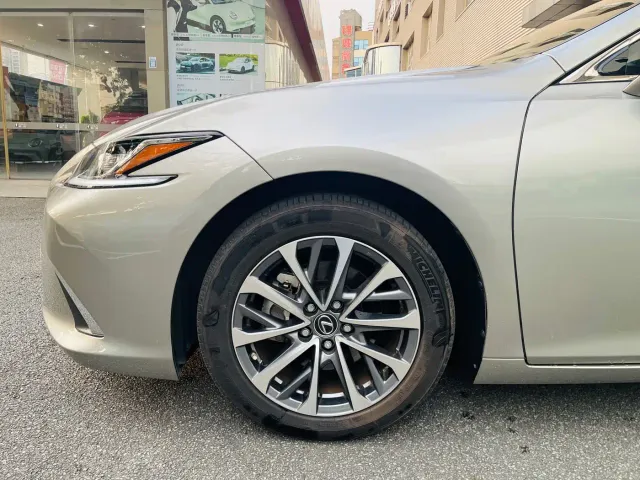 Lexus ES — Фото автомобиля 9