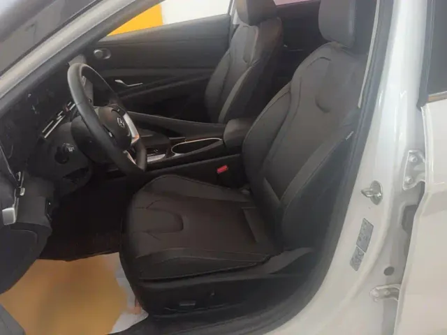 Hyundai Elantra — Фото автомобиля 12