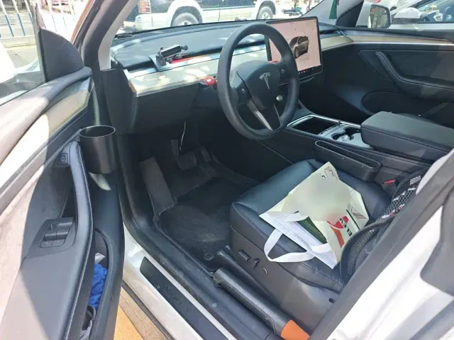 Tesla Model Y — Фото автомобиля 17