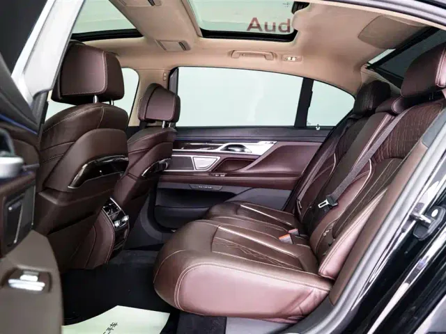 BMW 7 Series — Фото автомобиля 12