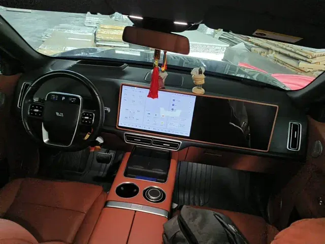 Li Auto L8 — Фото автомобиля 12